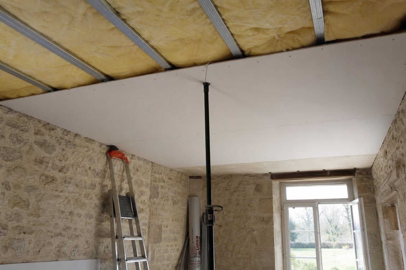 découvrez nos conseils pratiques pour bien isoler votre plafond et réduire efficacement les pertes de chaleur, améliorant ainsi le confort de votre maison et réduisant vos factures d'énergie.