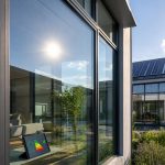 découvrez comment le film solaire peut protéger vos vitrages tout en optimisant l'efficacité énergétique de votre habitat. conseils, avantages et installation expliqués simplement.