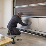 découvrez les meilleures solutions pour l'isolation des portes de garage et améliorez votre confort thermique tout en réalisant des économies d'énergie.