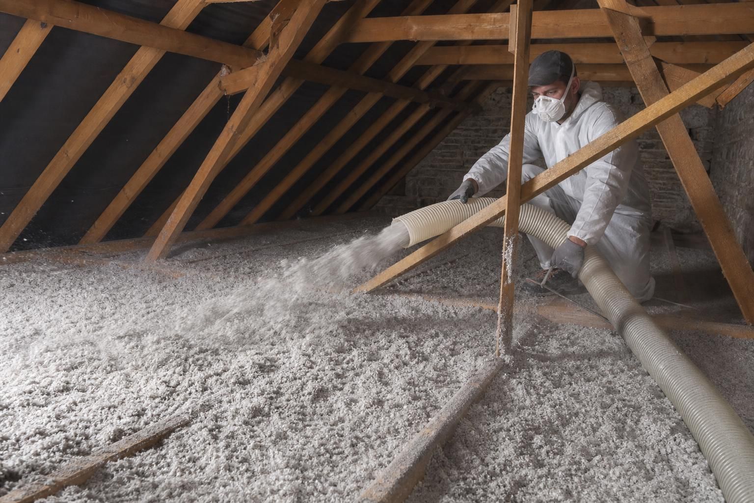 découvrez notre guide complet sur l'isolation en ouate de cellulose pour bien choisir ce matériau écologique et apprendre à l'installer efficacement dans votre logement.