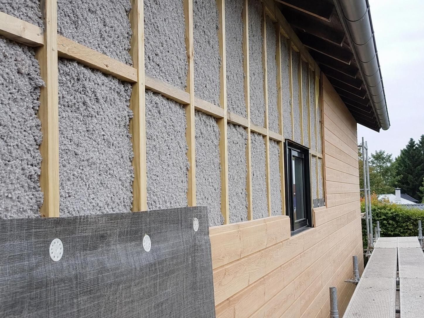 découvrez notre guide complet sur l'isolation en ouate de cellulose, conseils pour bien choisir et installer ce matériau écologique et efficace pour votre maison.