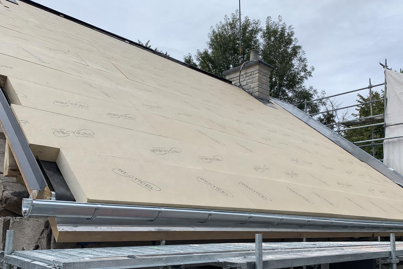 découvrez les méthodes efficaces d'isolation de toiture par l'extérieur et ses avantages pour améliorer le confort thermique de votre habitation tout en préservant l'esthétique de votre toiture.