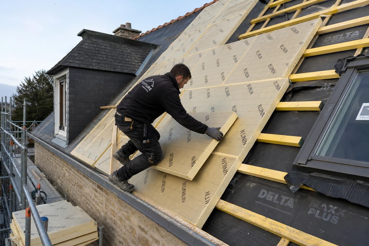 découvrez les méthodes efficaces d'isolation de toiture par l'extérieur et leurs nombreux avantages pour améliorer le confort thermique et l'efficacité énergétique de votre habitation.