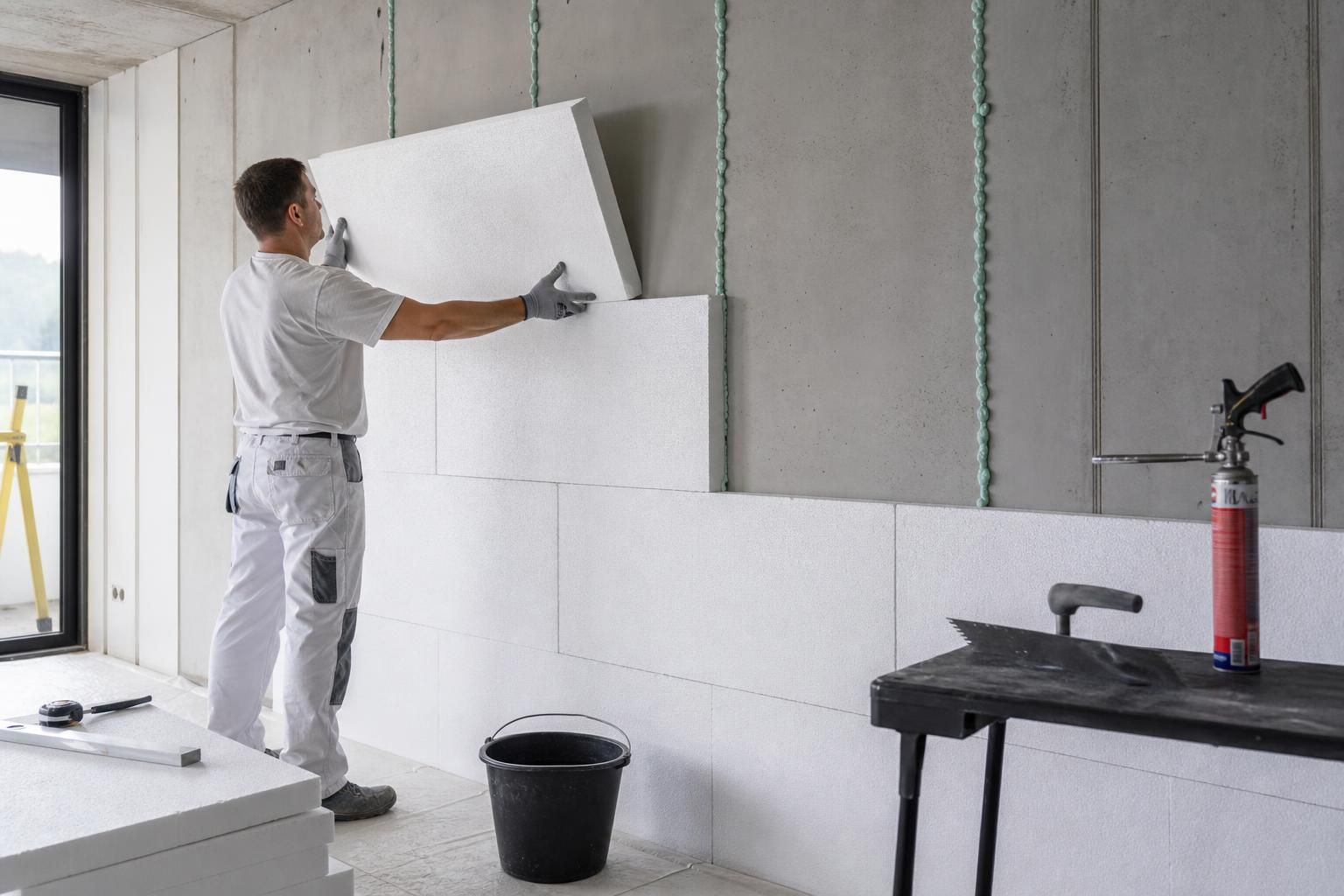 découvrez comment choisir l'isolant idéal pour un mur intérieur, alliant efficacité thermique et durabilité, pour un confort optimal dans votre maison.
