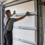 découvrez nos conseils pratiques pour bien isoler votre porte de garage et réduire efficacement votre consommation d'énergie tout en améliorant le confort de votre maison.