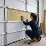 découvrez nos conseils pratiques pour bien isoler votre porte de garage et réduire votre consommation d'énergie tout en améliorant le confort de votre maison.