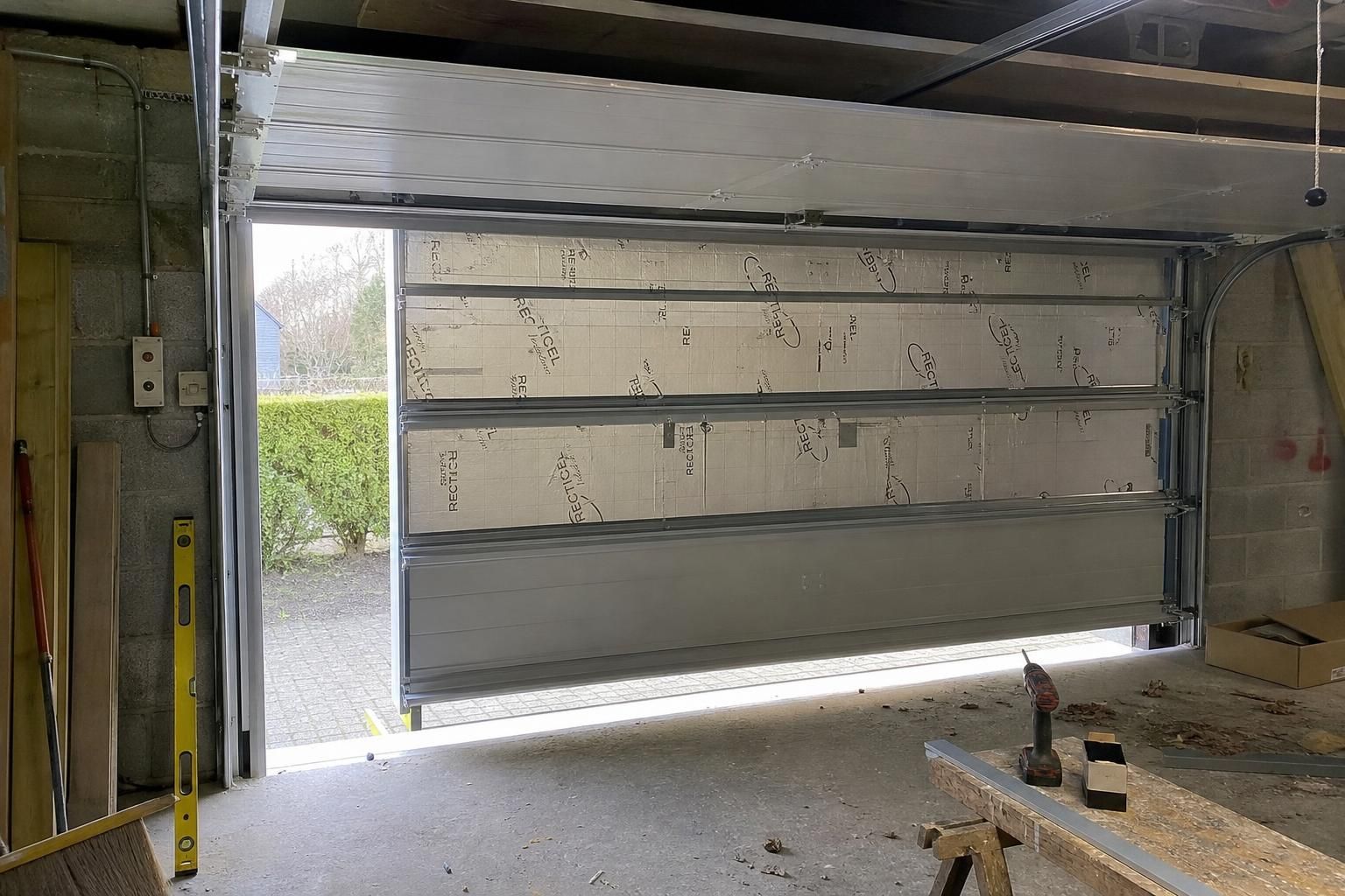 découvrez nos conseils pratiques pour bien isoler votre porte de garage et réduire votre consommation d'énergie tout en améliorant le confort de votre maison.