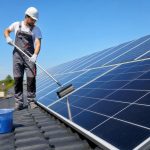 découvrez des astuces pratiques pour nettoyer efficacement vos panneaux solaires et ainsi optimiser leur performance tout en prolongant leur durée de vie.